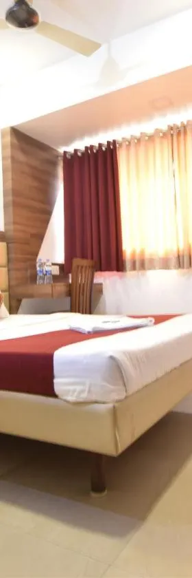 Hotel Krishna Leela kamothe，位于潘韦尔的酒店