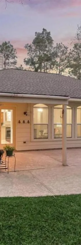 Lovely Woodlands home w/heated pool and spa!，位于斯普林的酒店