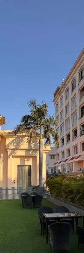 Hotel Swarn Towers，位于巴雷利的酒店