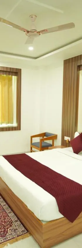 DIVINE HOTEL AND RESORTS，位于加雅的酒店