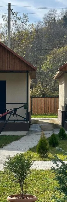 Flora Racha - Lovely Cottages，位于安布罗劳里的酒店