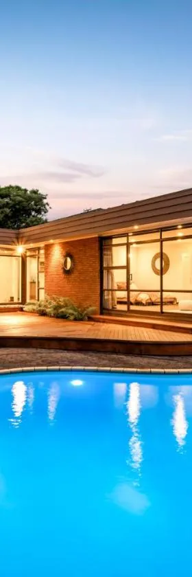 Entire house with pool, spa，位于奥克兰的酒店