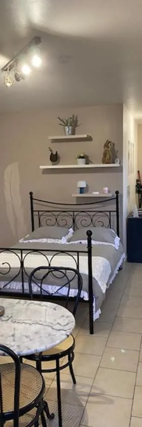 Cottage a la campagne avec piscine et SPA，位于Ardentes的酒店