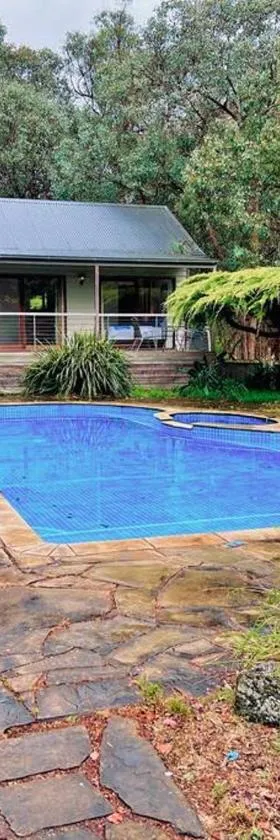 A Lovely Pool House in Forest，位于Wonga Park的酒店
