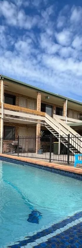 Golden Beach Motor Inn, Caloundra，位于卡伦德拉的酒店