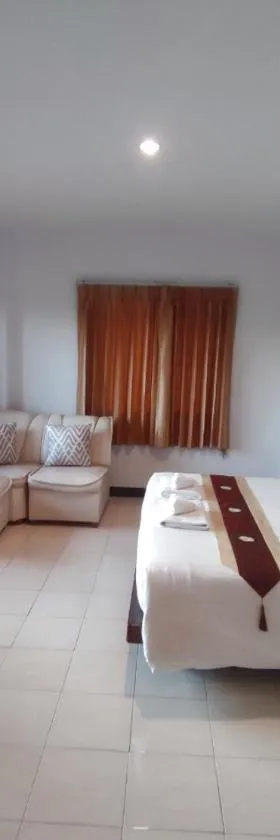 Areena Resort and Hotel Uttaradit，位于程逸府的酒店