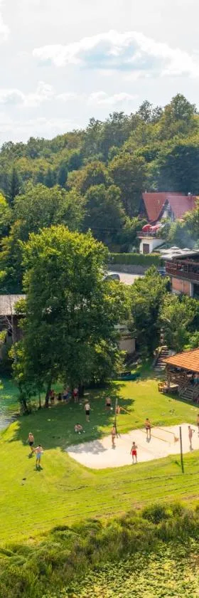 Bed & Breakfast Zeleni Kut，位于Gornji Zvečaj的酒店
