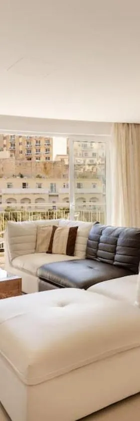 Cozy 3BD Seaside Apartment! WiFi and Great Location!，位于Tal-Għoqod的酒店