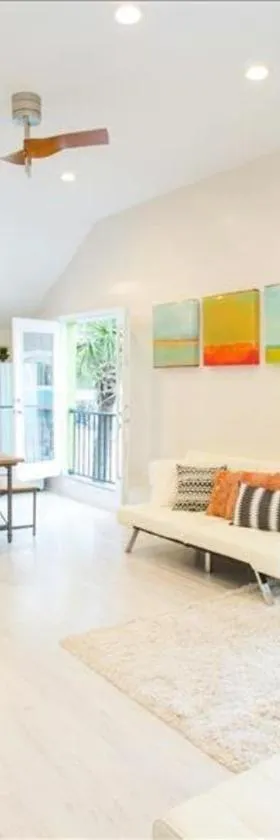 Palms Luxe- 1 BLOCK FROM BEACH ON CENTER ST，位于富丽海滩的酒店