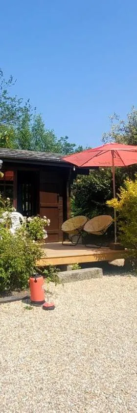 Chalet en pleine nature au bord d'un étang，位于Lanvallay的酒店