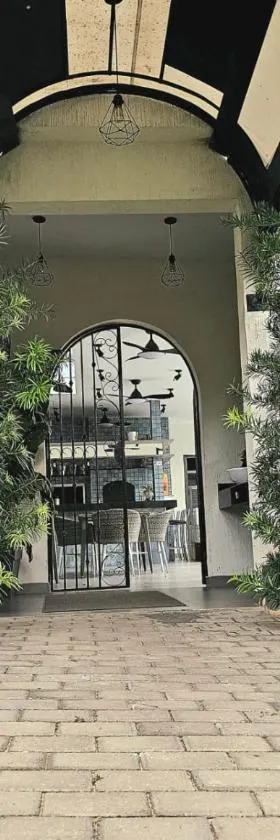 Hotel Oasis-Dream Holidays - La Petite France，位于圣贝纳迪诺的酒店