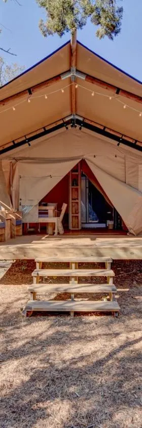 12 Fires Luxury Glamping with Heating #1，位于约翰逊城的酒店