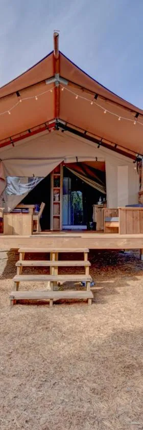 12 Fires Luxury Glamping with Heating #2，位于约翰逊城的酒店