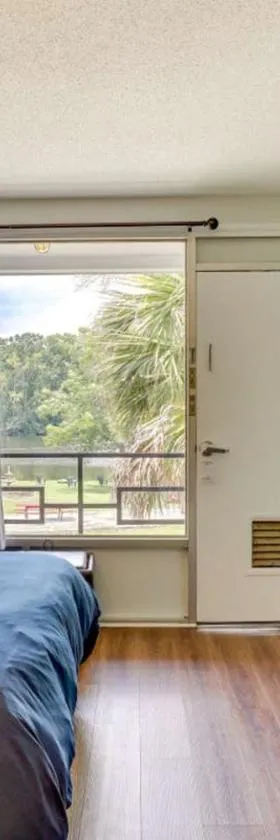 Bells Marina & Fishing Resort - Santee Lake Marion by I95 - Family Adventure, Pets on Request!，位于Eutawville的酒店