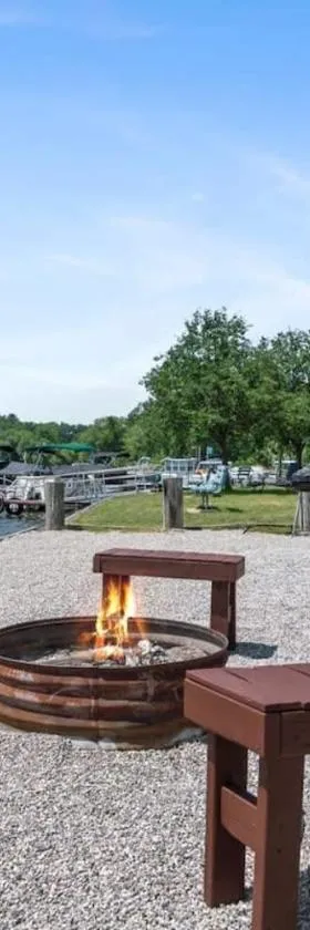 Queen Suite with Scenic Views at Fife Lake Lodge，位于Fife Lake的酒店
