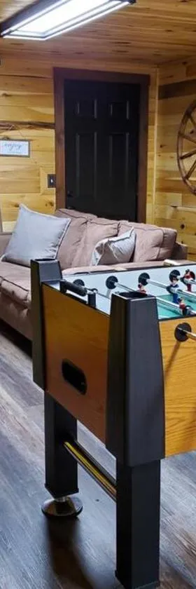 Luxury Cabin w/ Game Room & Hot Tub at Cave Run Lake，位于Wellington的酒店