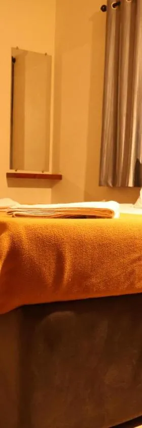 Hotel Aradhya Inn Deralakatte，位于门格洛尔的酒店
