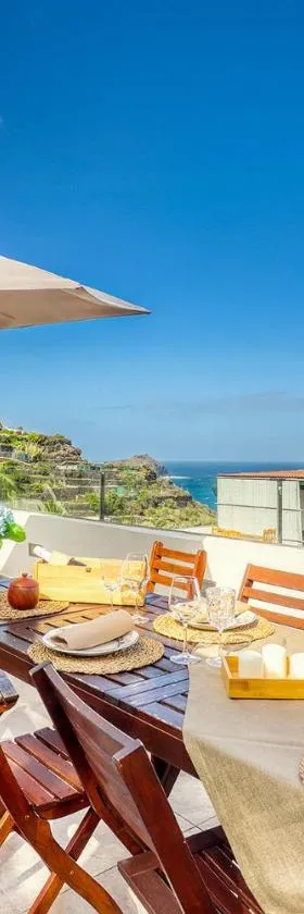 Big terraced house, 100m to the beach, with BBQ and sea view，位于El Guincho的酒店