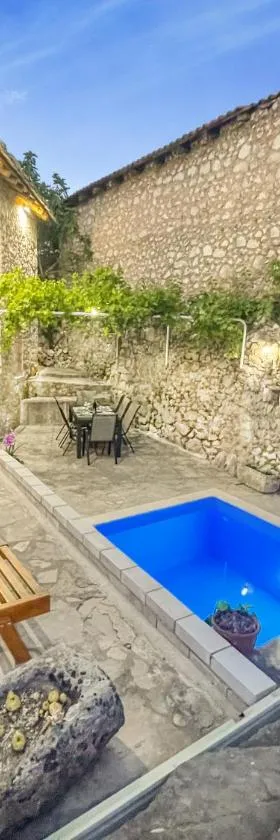Villa Historic Pocitelj with pool and incredible views on the river and landmarks，位于Počitelj的酒店