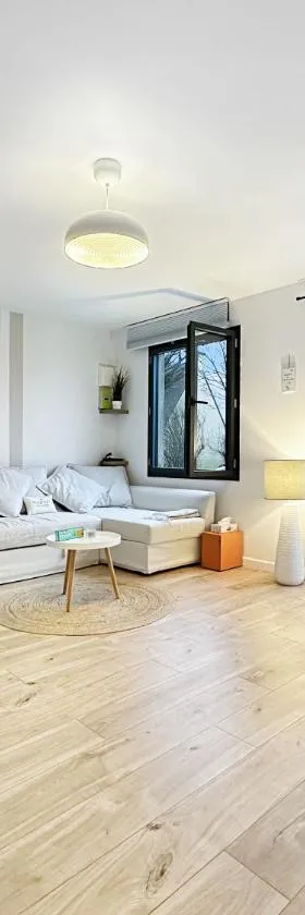 La Pommedepin Ravissante maisonnette avec jardin，位于普卢埃斯卡的酒店