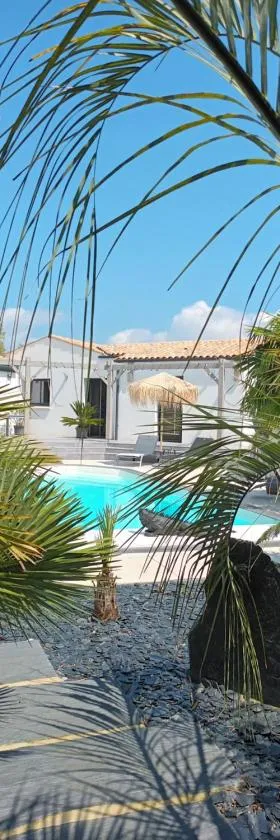 Suites by Aix Keys avec jacuzzi privatif 5 min des plages Fouras，位于Saint-Laurent-de-la-Prée的酒店