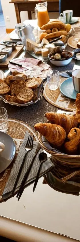 La Douce Parenthèse B&B entre bois et champs-Accueil motards，位于Montirat的酒店