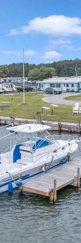 Waterfront Vacation Home near Camp Lejeune，位于Sneads Ferry的酒店