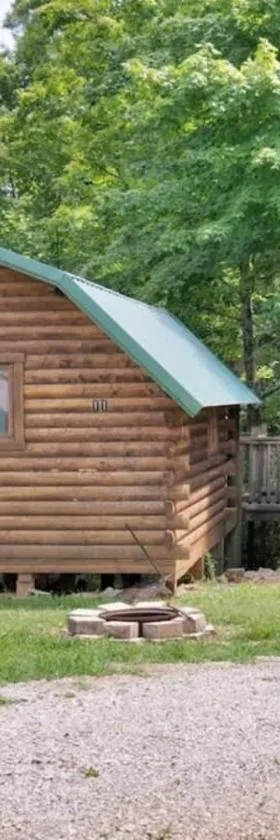 Rustic Cabin with Pool Access，位于布卢明顿的酒店