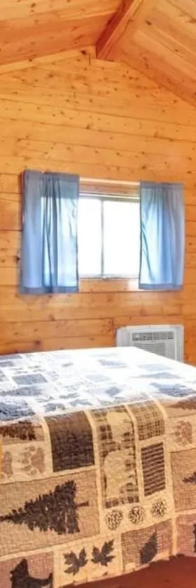 Lovely Rustic Cabin in Bloomington，位于布卢明顿的酒店