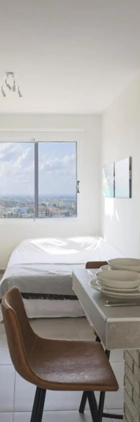 Eden Blue-Horizon 1B, Paphos, Sea View, Pool，位于Konia的酒店