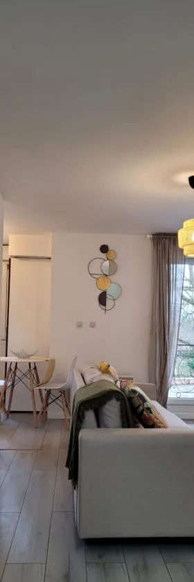 Cocooning House 212 Suite COSY SUNSHINE appartement Aeroport Paris Roissy CDG et Parc Asterix，位于叙尔维列的酒店
