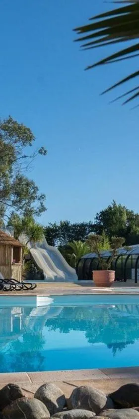 mobil home 6 pers camping 4 étoiles domaine de la pommeraie tregunc bretagne，位于特雷甘克的酒店