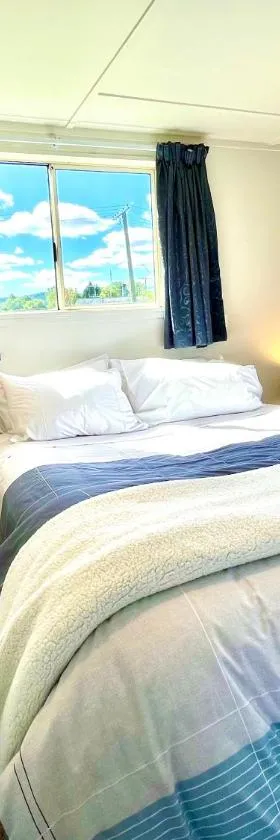 Little Running Bear Cottage - comfy and cozy，位于Mangakino的酒店