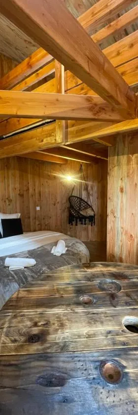 La Cabane Tonneau - Les Pieds dans le Pré，位于Les Landes-Génusson的酒店
