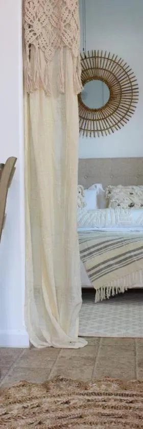 Le Petit Guesthouse -King Bed Walk to Whitworth，位于Nine Mile Falls的酒店