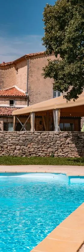 马斯德鲍姆斯酒店，位于Ferrières-les-Verreries的酒店