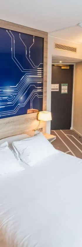 普瓦捷未来影视城美居酒店，位于沙斯讷伊迪普瓦图的酒店