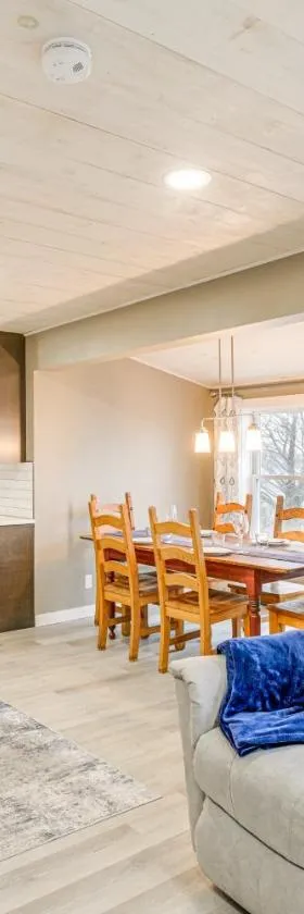Cozy Maine Getaway Covered Deck, Walk to Beach!，位于Lubec的酒店