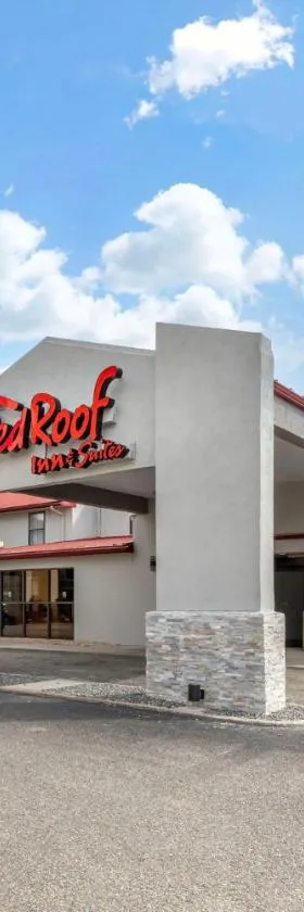 Red Roof Inn & Suites Newport News，位于纽波特纽斯的酒店
