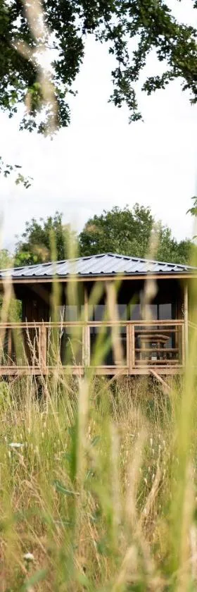 Ecau Lodge - Logement insolite à 30km de Pairi Daiza，位于Écaussinnes-dʼEnghien的酒店
