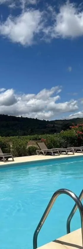 Cosy appartement entre vignes et garrigue avec piscine，位于Péret的酒店