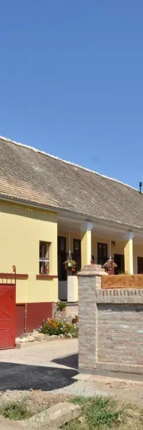 Guest house Jurini Dvori，位于Kneževi Vinogradi的酒店