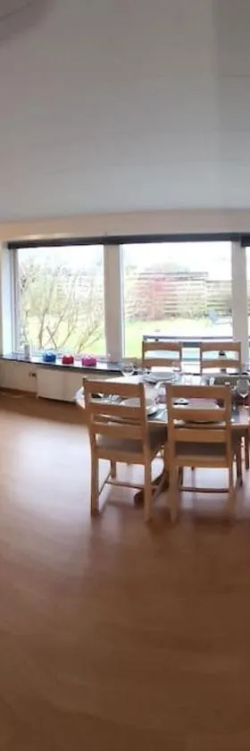 Family Friendly Apt B, 900m to Lego House, parking, Legoland, Lalandia，位于比伦德的酒店