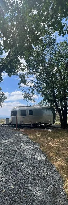 Modern Airstream with amazing view - 10 to 15 minutes from Kings Canyon National Park，位于Dunlap的酒店