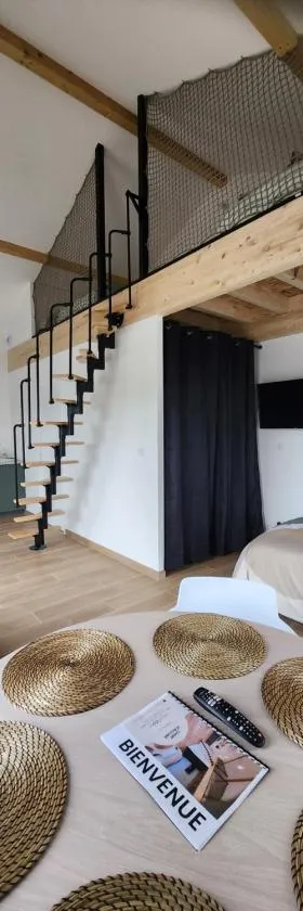 THE BEDROOM - proche aeroport Lyon, groupama stadium, ldlc arena, eurexpo, viaRhôna，位于Jonage的酒店