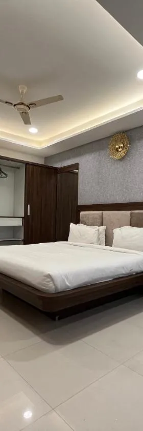 Hotel Shri Radha Nikunj - Opposite Prem Mandir，位于范兰德凡的酒店