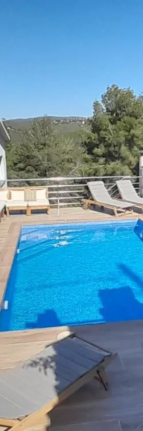 Villa Avril piscina privada y amplias terrazas，位于奥利维拉的酒店