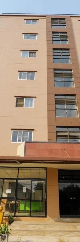 RoomQuest SPS Hotel and Residence，位于Ban Bang Khan的酒店