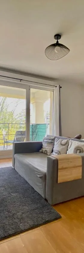 Cozy Riverfront Living, 5-Min Walk To Riverside Train，位于讷伊-普莱桑斯的酒店