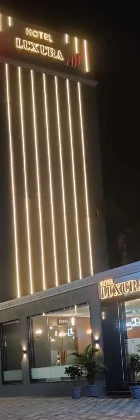 Hotel Luxura, Ahmedabad，位于艾哈迈达巴德的酒店